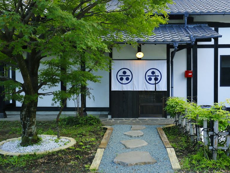 阿蘇下田城ふれあい温泉駅北東。国道325号線沿いに佇む隠れ家
