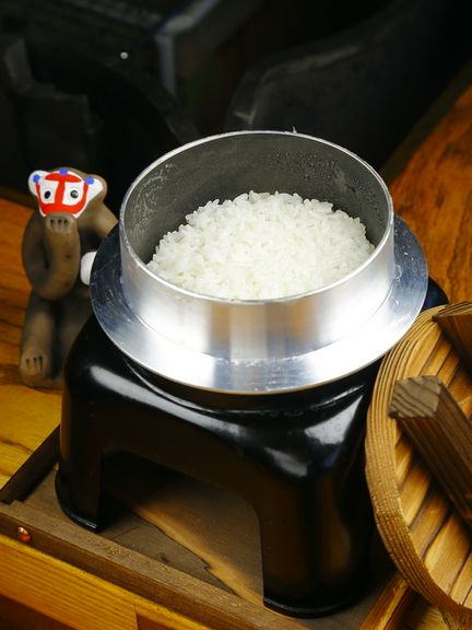 良質な水が育む食材。お米の炊き上げを見守るのは「木の葉猿」