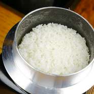 南阿蘇の澄んだ水と、おいしいお米で炊き上げたご飯。炊きたてのご飯は、ただそれだけでも抜群のおいしさ。一人一つの釜でじっくりと炊き上げてくれます。