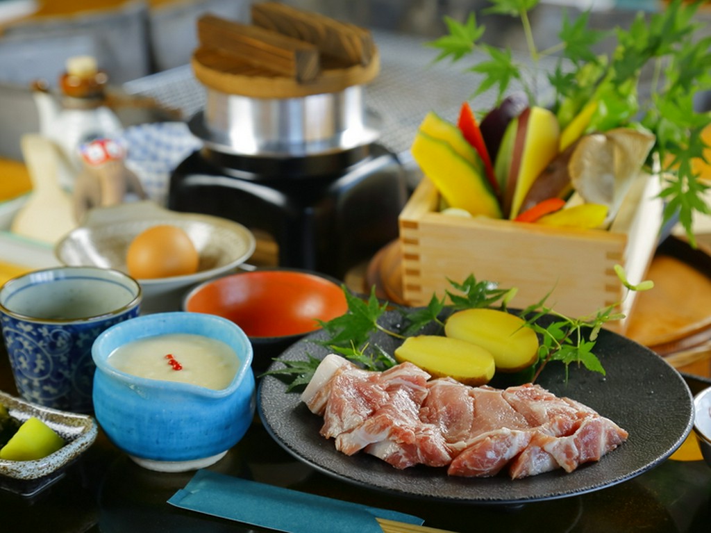 自然に近い環境で育った「あそび豚」を味わう、セットメニュー