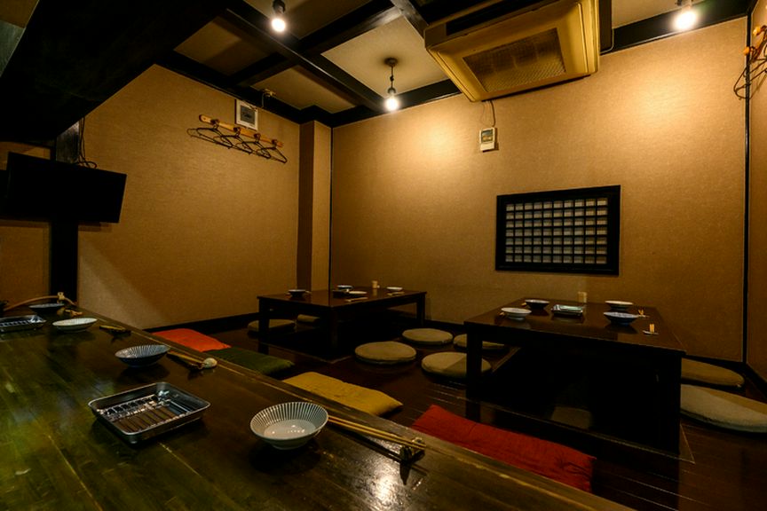 カウンター4席、4名テーブル2席