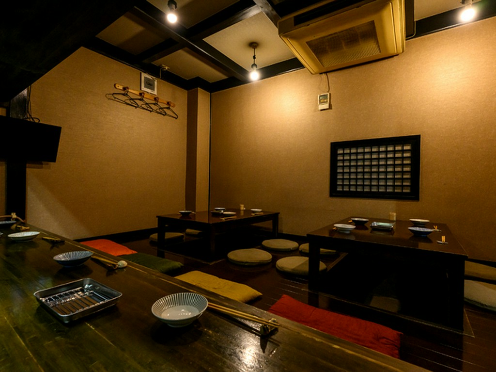 カウンター4席、4名テーブル2席