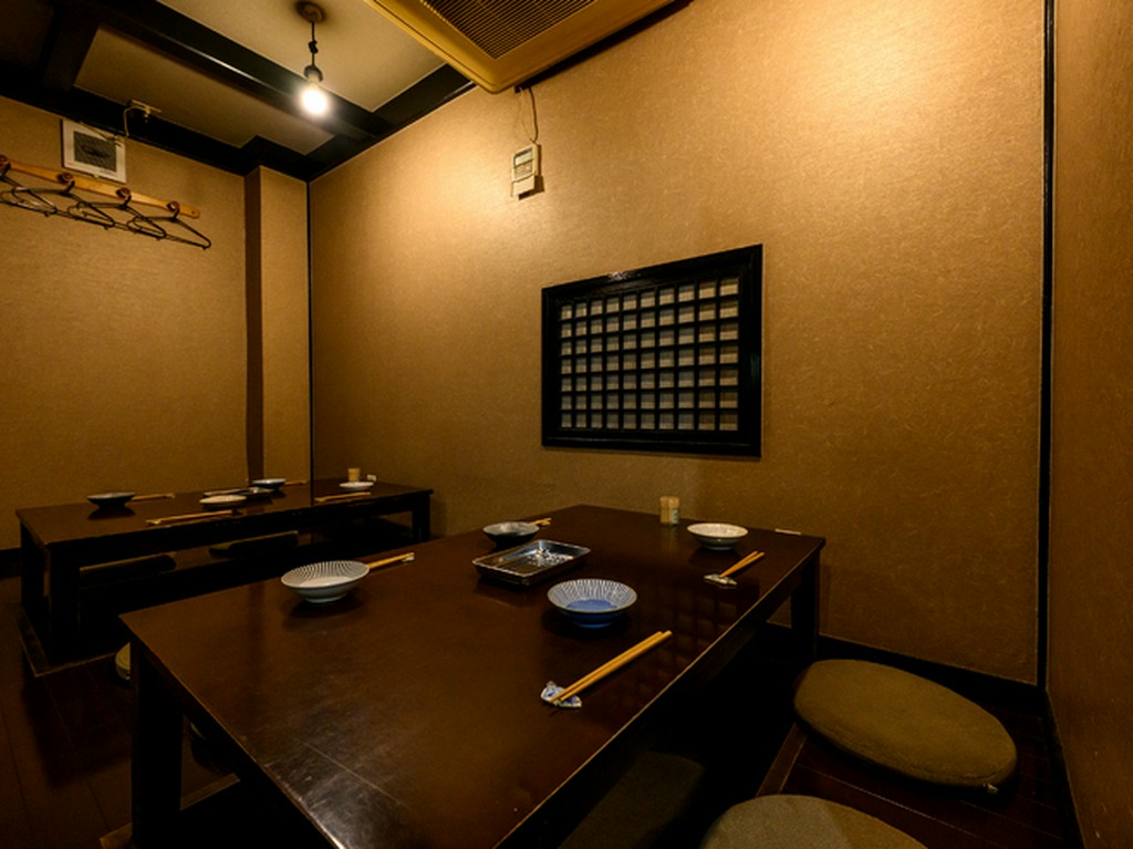 掘りごたつでゆっくり座れるテーブル席です。