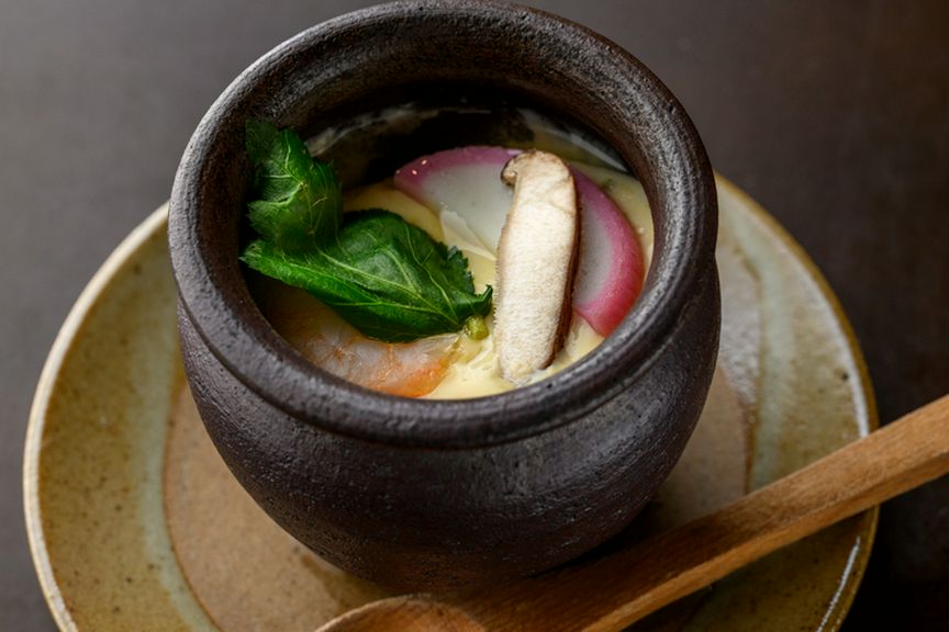 気まぐれで食材が変わる、お通しの茶碗蒸しです。