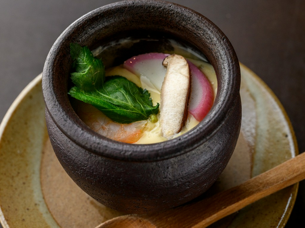 気まぐれで食材が変わる、お通しの茶碗蒸しです。