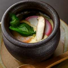 気まぐれで食材が変わる、お通しの茶碗蒸しです。