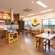 福岡市西区学園通に、2023年8月オープンした【糸島ラーメン だぁ～家 da-ya】。店主の地元・糸島の開放的なムードを反映した、明るくオシャレな雰囲気です。ジャパニーズレゲエが流れる店内でおいしいラーメンを。