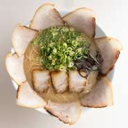 【糸島ラーメン だぁ～家 da-ya】を訪れたら、まずは食べてみてほしいのが『チャーシューメン』。店主の地元・糸島の豊かな自然の中で育った豚を使ってじっくり煮込んだ自家製チャーシューが自慢です。