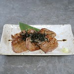 牛タンの旨味を、清らかな香りのわさび醤油で上品にお愉しみいただく一皿です。