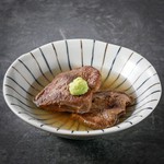 当店の一押しは煮込んで煮込んで柔らかふわトロ仕上げた『茹でたん』箸で切れるほどの柔らかさ。1枚あたり550円とリーズナブル♪