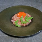 とろけるA5近江牛の旨味を、濃厚な卵黄とすきやき仕立ての割り下で上品にまとめた、しっとりと贅沢な一皿です。