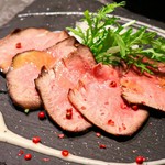 じっくり低温燻製で仕上げた自家製牛タン！
一口食べれば広がるスモーキーな香りと、凝縮された肉の旨み