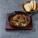 じっくり丸一日煮込んだこだわりの牛タンシチュー!お好みでバケットと一緒にどうぞ