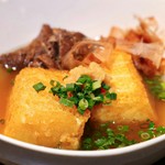柔らかく煮込んだ牛タンと、カリッジュワッな揚げ出し豆腐。
特製和風出汁が染み込み旨みたっぷりです。