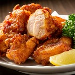 カラッと揚げた鶏肉は外はサクっと、中は鶏肉の旨味がつまった自慢の唐揚げです。
