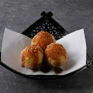 牛タンの食感を残したことにより旨味の詰まった存在感ある牛タンコロッケに仕上げました。