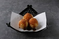 牛タンの食感を残したことにより旨味の詰まった存在感ある牛タンコロッケに仕上げました。