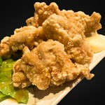 カラッと揚げた鶏肉は外はサクっと、中は鶏肉の旨味がつまった自慢の唐揚げです。