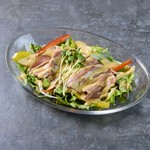 （牛タン焼きが入った焼き肉サラダ）自家製のタレと一緒に炭火で焼いた香ばしい牛タンとたっぷり野菜