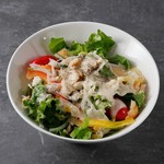 迷ったらコレ!野菜たっぷりの定番サラダです。