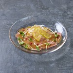 シャキシャキオニオンと⼀緒に特製ドレッシングをかけて