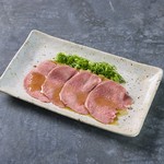 じっくりと低温調理をすることでタンの旨みがアップ!おろしネギポン酢でさっぱりどうぞ。