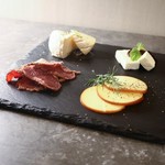 女子会やワインなどに最適な盛り合わせ。チーズと牛タンとワインの相性が抜群です。