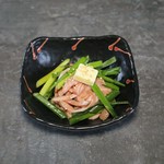 牛タンのやわらかな旨味を、にらの香りとバターの余韻でやさしくまとめた、お酒に寄り添う一品です。