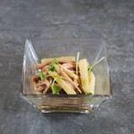 シャキッとした長いもを、濃い卵黄ダレがしっとりまとめる、シンプルながら後を引く味わいです。