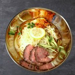 噛み締めるほどに旨味が溢れ出す牛タンと、レモンが香る爽やかな逸品。〆にぴったり！