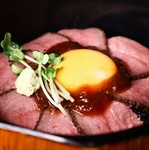 しっとり柔らかい牛タンに甘辛の特製ソースをかけた逸品です。