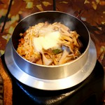 舞茸・椎茸・えのきをたっぷり使用。バターのリッチでクリーミーな風味がまろやかさとコク、牛タンの食感もプラスした自慢の逸品です。※炊き上げるまで30分かかる為、ご入店後30分以内にご注文下さい。