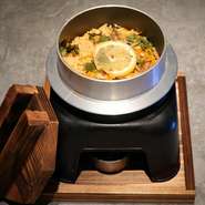 病みつきになる事間違いなし！目の前で香ばしく炊き上げる牛タンと麦飯との相性抜群！〆にどうぞ！！※炊き上げるまで30分かかる為、ご入店後30分以内にご注文下さい。