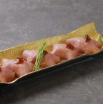 大判の牛タンを贅沢に使用！コクのある和風タレがやみつき!