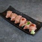大判の牛タンを贅沢に使用しました。コクのある和風タレ味と牛タン本来の味を活かした塩がやみつきになる2種類です。