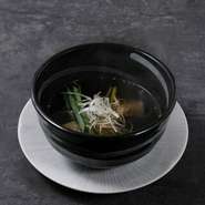 牛タンの旨み広がるこだわりスープ！染み渡る味わいはぜひ〆に