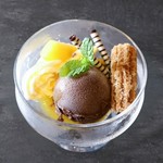 チョコアイスにマンゴーリキュールをかけた大人のアイスです。※お酒が少々入っております。お子様へはお気をつけください。