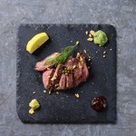 炭火でじっくり焼き上げ、牛タン本来の食感や旨みを閉じ込めた厚切り牛タンステーキ！