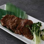 牛タン本来の旨み、炭火の香ばしさを堪能するならまずはこれ!