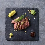 【土日祝/17時までor20時半以降の入店限定】厚切りステーキ / 茹でたん(1枚) / 鰹節クリームチーズ / コロッケ(2個) / ローストビーフ丼(大盛り無料) / ミニサラダ / ソフトドリンク1杯