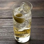 ウイスキー独特の香りとコク、梅酒のほどよい酸味と甘みがぶつかり合うことなく調和しているのが特徴です。