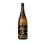 大正5年、霧島酒造創業者・江夏吉助によって初蔵出しされた焼酎は黒麹仕込み。創業当時の黒麹仕込みのルーツを受け継いだ本格芋焼酎「黒霧島」は、トロッとしたあまみと、キリッとした後切れが特長。