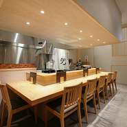 男性・女性共に一人で来店される方も多いそうです。カウンターは料理ができ上がるまでの臨場感も楽しめる絶好の場所。気さくなスタッフとの会話も弾ませつつ、心が満たされる時間を満喫できます。