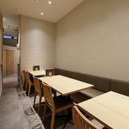 ソファーのテーブル席は、12名までの宴会に対応できます。大皿で呈される料理を囲む、飲み放題付きコースは3種類あり、予算に合わせたグレードアップも可能。20名くらいの立食＆ビュッフェスタイル宴会も開けます。