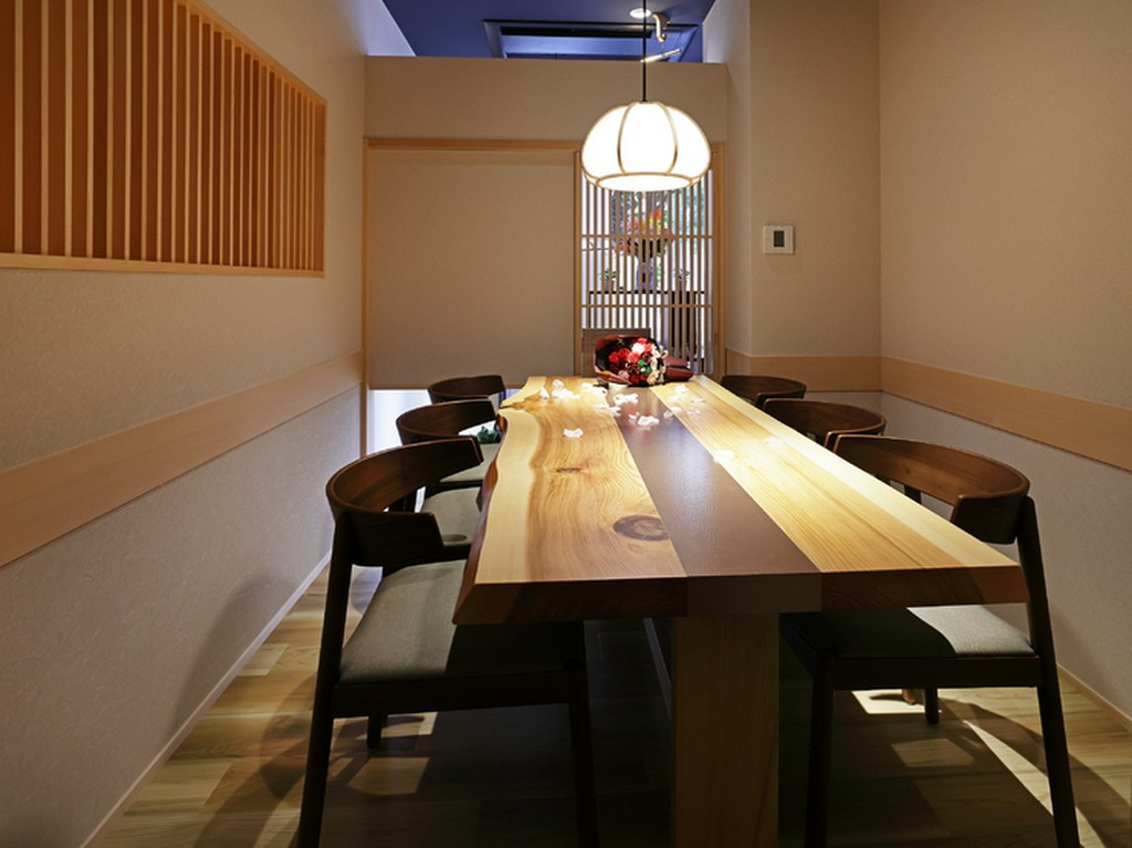 木の温もりに癒やされ、プライベートタイムな会食ができる個室席