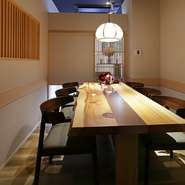 木の温もりに癒やされ、プライベートタイムな会食ができる個室席