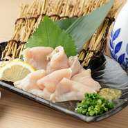 名物として太鼓判をおす逸品です。使っているのは、九州から取り寄せる赤鶏薩摩。表面をさっと炙り、内側がレアな状態に火入れします。味付けは柚子胡椒と醤油ベースで酸味のあるオリジナルタレであっさり。