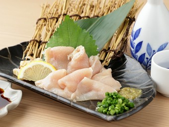 鹿児島県産赤鶏薩摩を使用した『赤鶏刺』＊刺身　タタキ　ユッケ　ごま