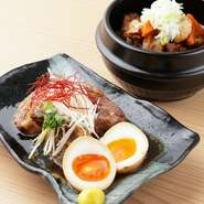 和風だしでじっくり煮込んだ『三元豚の豚の角煮』は、ボリュームたっぷりの人気肉料理。三元豚は脂身と肉のバランスに優れています。