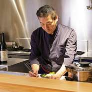 刺身で提供する魚は、その日の内に使い切れる分量を入手し翌日に繰り越さないよう配慮。新鮮さとおいしさのピークを考慮しながら素材を選び、良い状態へ調理することを大切にされています。